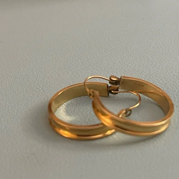 Elegant Gold VINTAGE Hoop Earrings - Picture 5 of 9